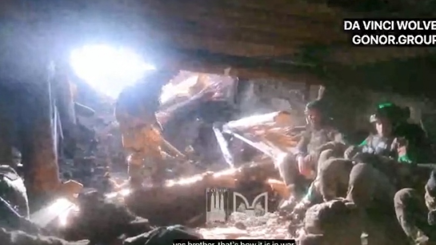 Lính Ukraine đang ẩn nấp trong hầm thì bất ngờ bị lựu đạn quăng tới
